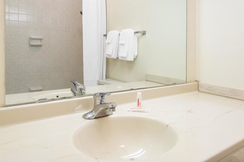 Super 8 By Wyndham Wooster Hotel Ngoại thất bức ảnh